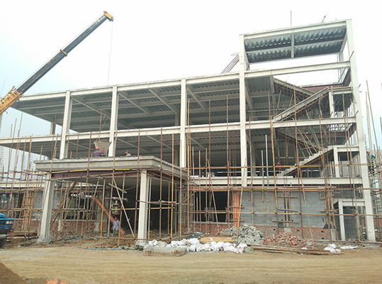 Tipe ringan Bangunan komersial Kantor Mal Perbelanjaan Dicat / Hot Dip Galvanized